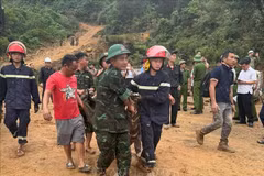 La fuerza de rescate rescata a víctimas del deslizamiento de tierra (Fuente: VNA)
