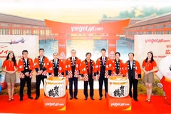 La cónsul general de Vietnam en Fukuoka Vu Chi Mai (tercera de la derecha), el gobernador de la prefectura de Hiroshima Yuzaki Hidehiko (cuarto de la derecha), el director general adjunto de Vietjet, Nguyen Duc Thinh (quinto de la derecha) y el presidente y director representante del Aeropuerto Internacional de Hiroshima, Yasuhiro Nakamura (quinto de la izquierda) junto con otros delegados en el escenario en la ceremonia para lanzar el primer vuelo que conecta Hiroshima y Hanoi. (Fuente: Vietjet)