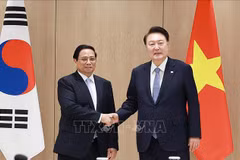 El primer ministro de Vietnam, Pham Minh Chinh (izquierda) y el presidente surcoreano. Yoon Suk Yeol. (Fuente: VNA)