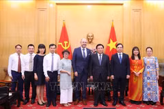 Nguyen Xuan Thang, director de la Academia Nacional de Política Ho Chi Minh y Thomas Gass, embajador de Suiza en Vietnam, junto con los delegados. (Fuente: VNA)
