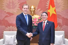 El vicepresidente de la Asamblea Nacional de Vietnam, Nguyen Duc Hai y Wieste Mutters, director ejecutivo de Heineken Vietnam. (Fuente: VNA)
