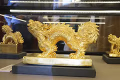 Los dragones expuestos en la exposición están creados en su mayoría inspirados en imágenes de dragones grabadas en sellos de la dinastía Nguyen (Foto: VNA)