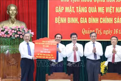 La entrega simbólica de 200 casas a los hogares pobres y casi pobres en Quang Tri (Fuente: VNA) 