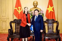El director de la Academia Nacional de Política de Ho Chi Minh y presidente del Consejo Teórico Central, Nguyen Xuan Thang, y la representante residente del Programa de las Naciones Unidas para el Desarrollo (PNUD) en Hanoi, Ramla Khalidi (Fuente: VNA)