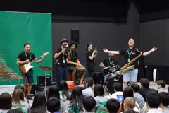 Actuación de la banda Salsangroove en el intercambio con estudiantes de la escuela internacional Concordia. (Foto: Embajada de Colombia en Vietnam) 