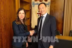 El embajador de Vietnam en Italia, Duong Hai Hung, y la presidenta de la región de Cerdeña, Alessandra Todde, en la reunión (Foto: VNA)