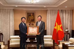 El embajador vietnamita en Japón, Pham Quang Hieu, entrega el certificado de mérito del primer ministro Pham Minh Chinh a Yoichiro Aoyagi, miembro de la Cámara de Representantes de Japón (Fuente: VNA) 