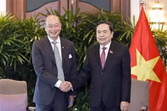 El presidente de la Asamblea Nacional de Vietnam, Tran Thanh Man (derecha), y Wee Ee Cheong, vicepresidente y director ejecutivo del United Overseas Bank (UOB). (Fuente: VNA)