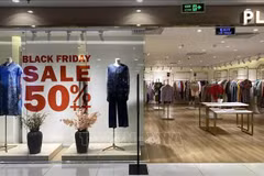 Una tienda con ofertas atractivas en el centro comercial Trang Tien Plaza en Hanoi (Fuente: VNA) 