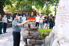 El primer ministro de Vietnam, Pham Minh Chinh, coloca inciensos en la reliquia histórica nacional 27/7 (Fuente: VNA)