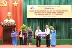 Líderes de la provincia de An Giang reciben donaciones de individuos y organizaciones (Fuente: VNA) 