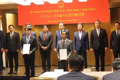 El presidente del Comité Popular de la provincia de Thua Thien Hue, Nguyen Van Phuong, y el gobernador de la prefectura de Nara, Yamashita Makoto entregan el memorando de entendimiento sobre la organización de la Conferencia de gobiernos locales y la región de Asia Oriental en 2025 (Fuente: VNA) 
