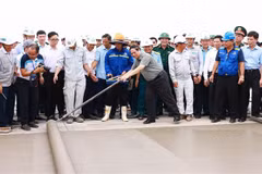 El primer minsitro Pham Minh Chinh reúne esfuerzos con los trabajadores del proyecto del Aeropuerto Internacional de Long Thanh (Fuente: VNA) 