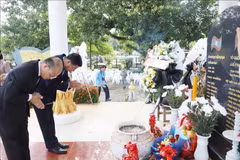 Representantes de la embajada de Vietnam en Laos y autoridades de la provincia de Vientiane colocan inciensos a los héroes y mártires (Fuente: VNA) 