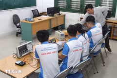 En una clase de práctica sobre diseño de circuitos semiconductores de estudiantes de la Facultad de Ingeniería Eléctrica y Electrónica de la Universidad de Da Nang. (Foto: VNA)