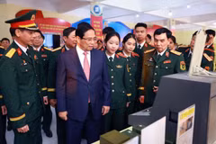 El primer ministro Pham Minh Chinh visita los productos de investigación y creatividad de la Academia Técnica Militar (Fuente: VNA) 