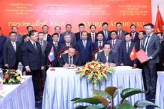 El viceministro de Defensa y jefe del grupo de trabajo vietnamita, el teniente general Vo Minh Luong (derecha), y el viceministro de Defensa y jefe del grupo de trabajo de Laos, el teniente general Thongloi Silivong, firman el acta de la reunión. (Foto: VNA)