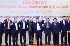 El primer ministro de Vietnam, Pham Minh Chinh, y Jensen Huang, fundador y director ejecutivo de NVIDIA y los delegados durante la ceremonia de anuncio de la cooperación entre el gobierno de Vietnam y el Grupo NVIDIA (Fuente: VNA) 