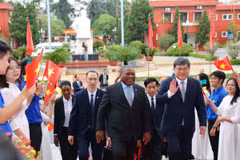 El presidente de Mozambique, Filipe Jacinto Nyusi, visita la Academia Nacional de Política Ho Chi Minh (Fuente: VNA)