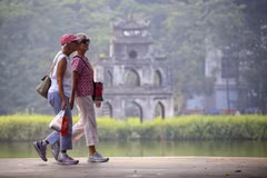 Espacio peatonal alrededor del lago Hoan Kiem, un destino cultural y turístico atractivo de Hanoi