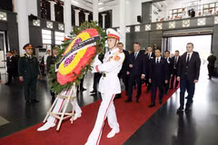 La delegación bielorrusa, encabezada por Siarhei Khamenka, vicepresidente del Consejo de la República de Bielorrusia (Senado), rinde homenaje al secretario general Nguyen Phu Trong (Fuente: VNA)