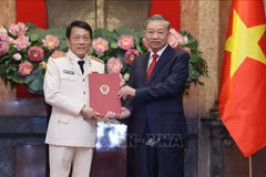 El secretario general del Partido Comunista y presidente de Vietnam, To Lam, entrega la decisión de promoción al rango de general a Luong Tam Quang, ministro de Seguridad Pública (Fuente: VNA)