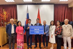 La embajada de Vietnam en Eslovaquia entrega los 17 mil 95 euros, donados por la comunidad vietnamita aquí (Fuente: VNA)