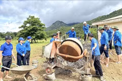 Los jóvenes construyen una carretera de concreto en la provincia de Quang Tri (Fuente: VNA) 
