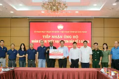 En la ceremonia de entrega de la donación de Wilmar CLV a Quang Ninh (Foto: baoquangninh.vn)