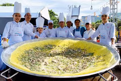 El banh xeo (panqueque chisporroteante) gigante con relleno de atún. (Foto: Le Phuoc Ngoc/TTXVN)