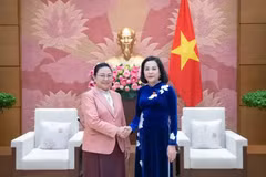 La vicepresidenta de la Asamblea Nacional de Vietnam, Nguyen Thi Thanh (derecha) y la embajadora de Laos en Hanoi, Khamphao Ernthavanh. (Fuente: VNA)