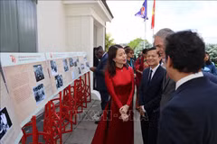 La viceministra de Relaciones Exteriores de Vietnam Nguyen Minh Hang presenta las fotografías a los amigos internacionales (Fuente: VNA)