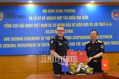 El director general de GDVC, Nguyen Van Can, y el comisionado de ABF, Michael Outram, en la firma del plan para colaborar en investigaciones y monitoreo aduaneros (Fuente: haiquanonline.com.vn)