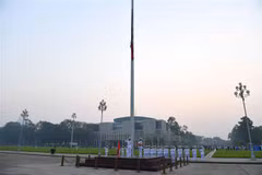 [Fotos] Vietnam iza bandera a media asta en señal de duelo por fallecimiento de Do Muoi, exsecretario general del Partido Comunista