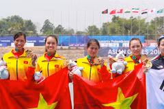 [Foto] Equipo femenino de remo entrega primera medalla de oro a Vietnam en ASIAD 2018