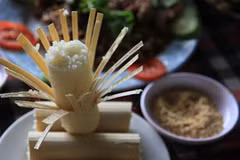 Arroz en cañas de bambú, plato especial de etnia Muong en Vietnam