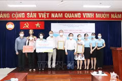 Ciudad Ho Chi Minh continúa recibiendo asistencia de empresas en lucha contra el COVID-19