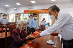 Expresan gratitud a personas con méritos revolucionarios en Vietnam 