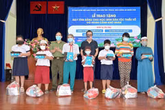 Entregan tabletas a alumnos desfavorecidos de minorías étnicas en Vietnam