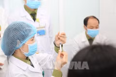 Completan primeras inyecciones antiCOVID-19 de segunda fase de ensayo clínico en Vietnam