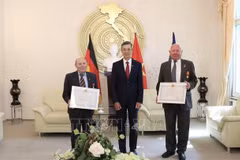 Condecoran con distinciones de Vietnam a amigos alemanes 