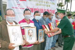 Entregan banderas nacionales a pescadores vietnamitas 