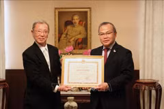 Entregan certificado de mérito de canciller vietnamita a coleccionista de arte japonés