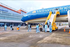 Aeropuerto vietnamita recibe a pasajeros procedentes de Francia con pasaportes de vacunación
