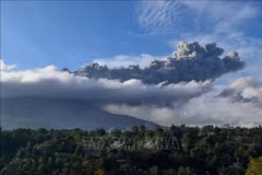 Volcán Sinabung en Indonesia reinicia su actividad 