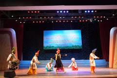 Contemplan danzas folclóricas punjabíes de la India en Ben Tre