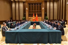Debaten orientaciones para agilizar lazos Vietnam- China en canal partidista