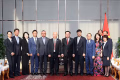 Presidente del Legislativo vietnamita recibe a líderes de corporaciones chinas