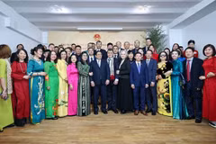 Premier se reúne con la comunidad vietnamita en Rumania