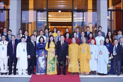 Presidente parlamentario recibe a delegados destacados de Hanoi 